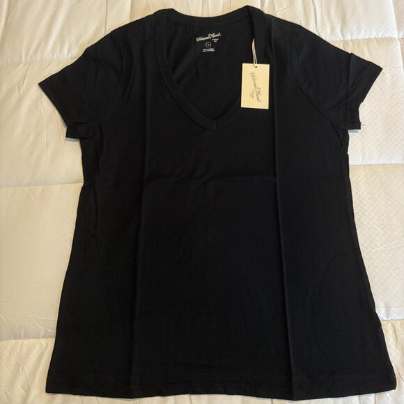 Universal Thread black v-neck t-shirt size M NWT - Picture 2 of 4